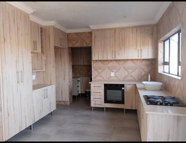 3 BEDROOM HOUSE FOR SALE IN CELTIC MEADOWS